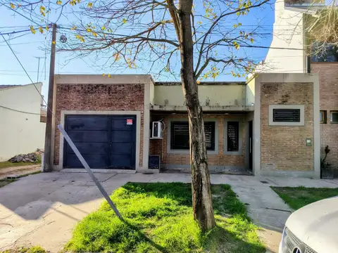 REMAX/ VENDE /CASA DE 2 DORMITORIOS/DOS COCHERAS