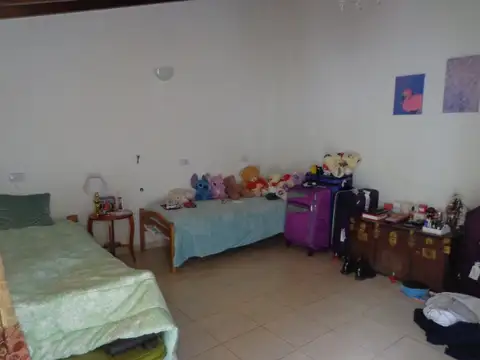 Casa desarrollada en 2 plantas, 3 dormitorios una suite, con jardín y pileta.