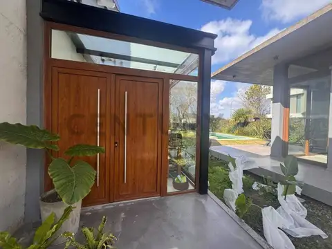 Casa en Venta con 2 cocheras