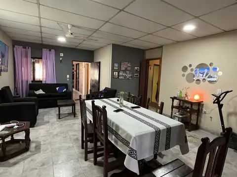 Casa de 4 dormitorios con pileta Av Castelli esquina Yatay
