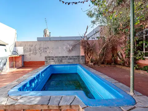 CASA EN MERLO CENTRO 4 AMBIENTES CON COCHERA Y PILETA