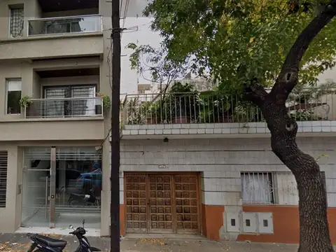 Dean Funes al 1100 y Av. San Juan. Semipiso. Piso 1. Al frente. 10 años. 2 ambientes. Balcón. 74 m2 Totales. 52 m2 cubiertos. Patio grande de 22 m2. Cochera fija cubierta. Terraza común con Sum y Parrilla. A 1 cuadra y media de subte línea H y línea E.