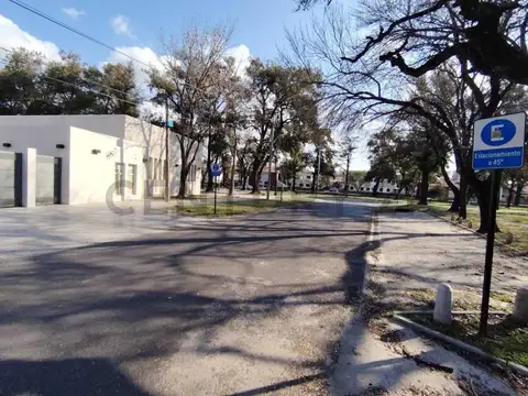 Oficina 8 ambientes con 1 baño