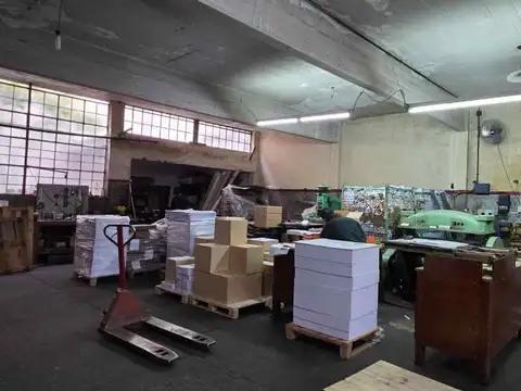 Venta lote industrial con local taller Barracas