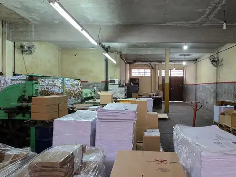 Venta lote industrial con local taller Barracas