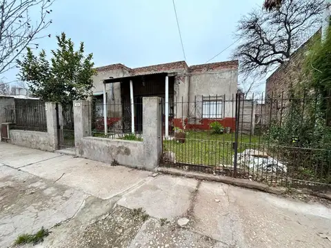 Casa + Departamento en calle Piedras 1475