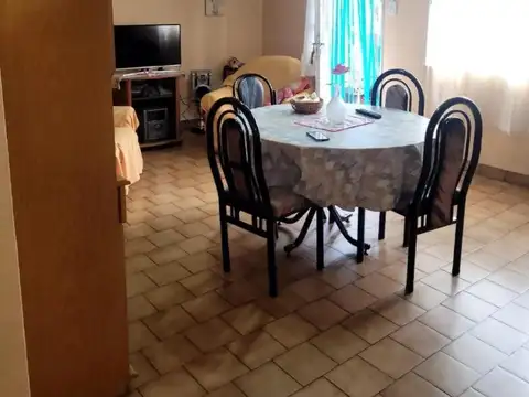 Casa 5 ambientes con 2 baños