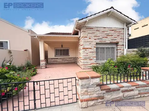 Casa en Venta 4 ambientes PLANTA BAJA con parque Impecable