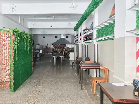 Local en dos plantas de 359m2 + - Av. P. Luro y España