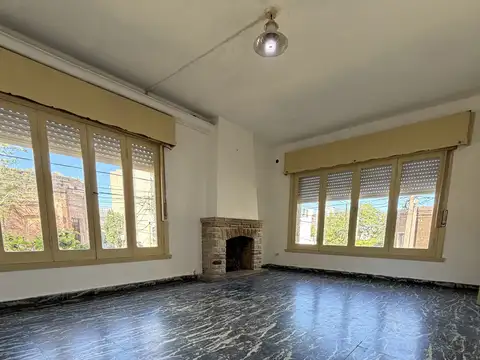 Casa en Alquiler con 2 cocheras