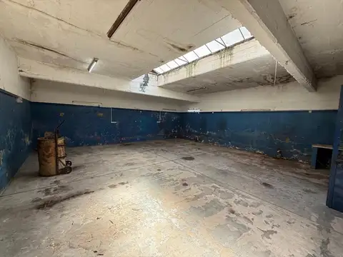 Excelente Galpón C/Departamento de 3 Amb en VENTA