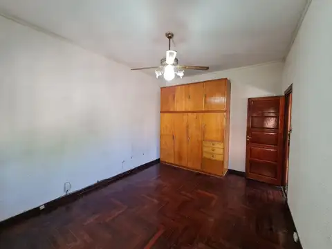 Hermosa casa 3 amb con entrada de autos, garage y parque. Ubicada en Juana azurduy 3115, Escalada