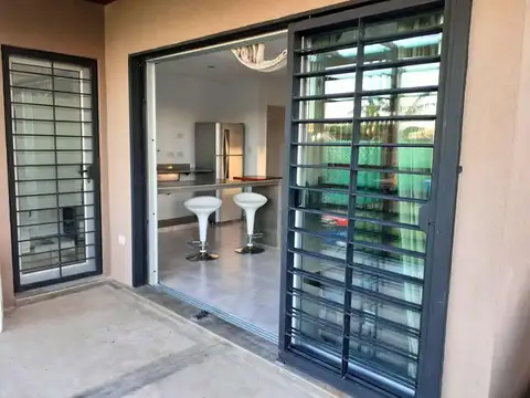 Casa en Alquiler con 2 cocheras
