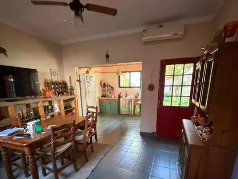 Casa 5 ambientes con jardín