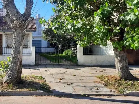 Casa en venta - 4 Dormitorios 3 Baños - Cochera - 292Mts2 - Mar del Tuyú