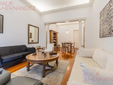 Manuela Pedraza  al 2400