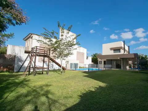 GRAN CASA SOBRE CALLE DEL SOL A METROS DE LA RUTA