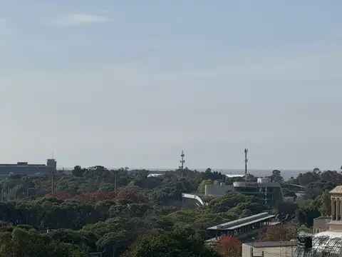 OPORTUNIDAD! DEPARTAMENTO DE 4 AMBIENTES C/DEPENDENCIAS Y ESPACIO GUARDACOCHES AL CFTE CON VISTA