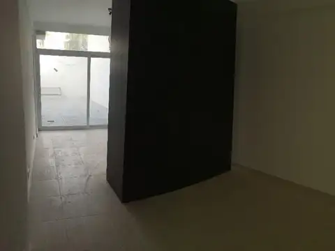 Dpto monoambiente en alquiler con amplio patio. Monte castro frente a la plaza excelente ubicacion