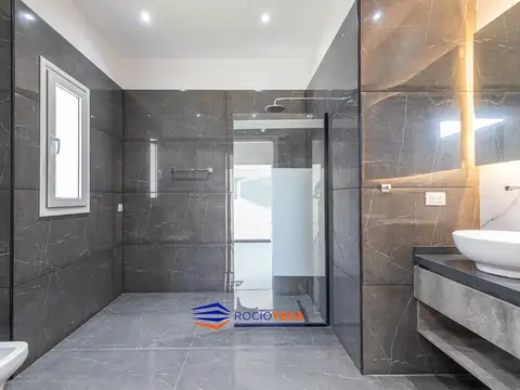 Casa 7 ambientes con 5 baños