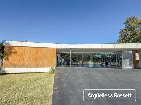 Casa 8 ambientes con 4 baños