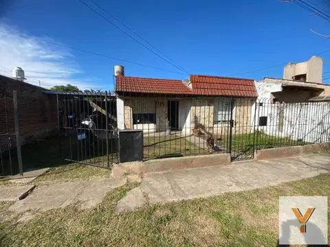 Casa en Venta - 2 Dormitorios 1 Baño - 244.6mts - La Plata