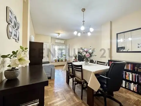 TRÍPLEX 4 AMBIENTES CON COCHERA, PATIO, TERRAZA Y BALCÓN EN PLAZA IRLANDA – CABA