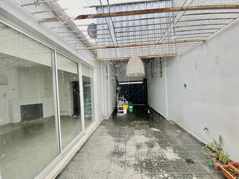 Casa en Alquiler con 2 cocheras