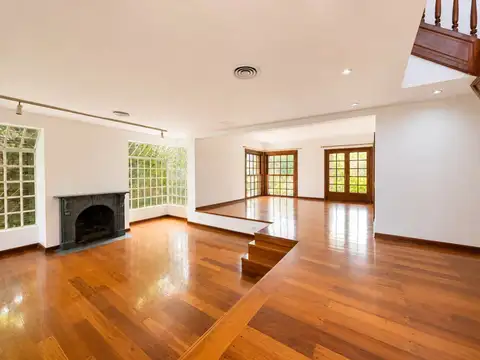Chalet de 7 ambientes con parque, piscina y cocheras