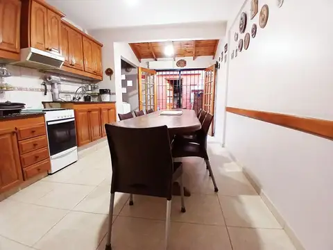 Casa 4 ambientes con 2 baños