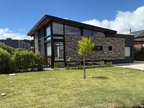 Venta casa minimalista  Barrio privado Rumenco Joven