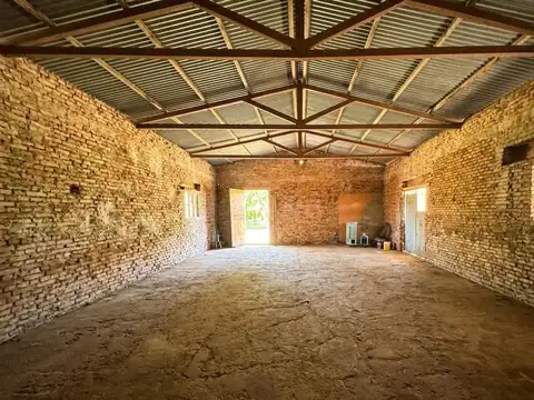 Galpón con importante lote de 31x45