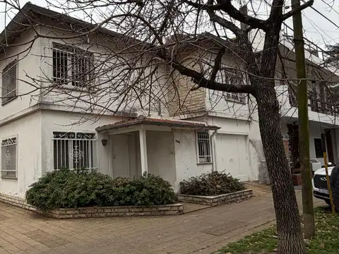 Chalet en 2 Plantas en Excelente Ubicación con Cochera
