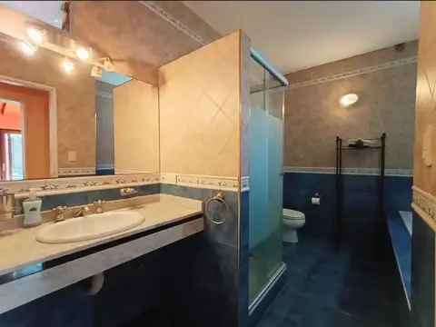 *DUEÑO VENDE* - Casa en lote propio de 3 dormitorios con jardín, gran quincho, playroom, parrilla, a 4 cuadras del subte Los Incas-Parque Chas
