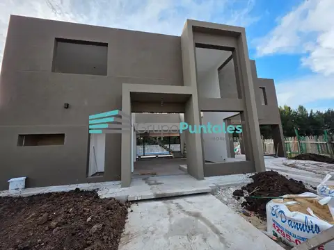 Casa a estrenar en Lagos de Canning 1 con amplio lote y piscina