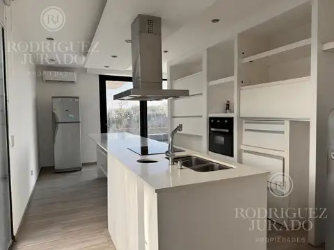 Casa En Venta A La Laguna Acacias - Puertos