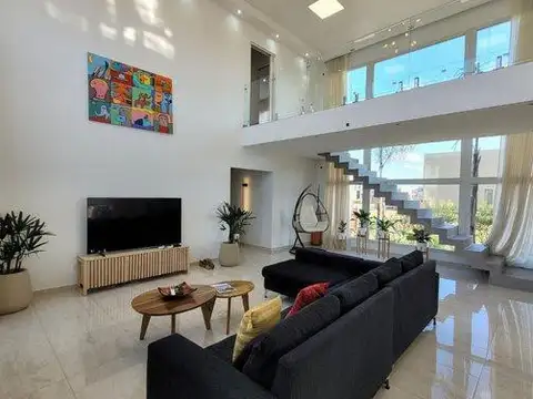 Venta Casa 6 Ambientes Esquina Piscina Gimnasio 242 m² Carpinchos Nordelta Tigre