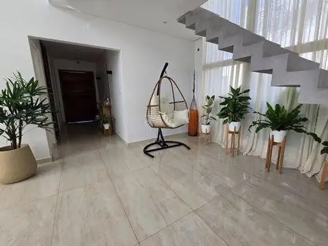 Casa en Venta con 4 cocheras