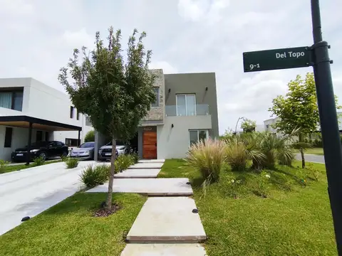 Casa en Venta con 4 cocheras