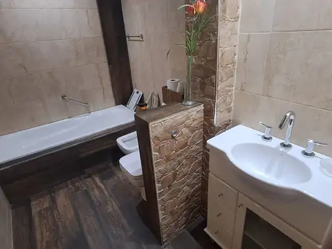 CASA IDEAL PARA 2 FAMILIAS (AL FRENTE 2 AMB CON COCHERA PARQUE Y AL FONDO 5 AMB CON GALERIA)