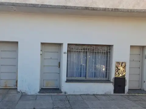 CASA IDEAL PARA 2 FAMILIAS (AL FRENTE 2 AMB CON COCHERA PARQUE Y AL FONDO 5 AMB CON GALERIA)
