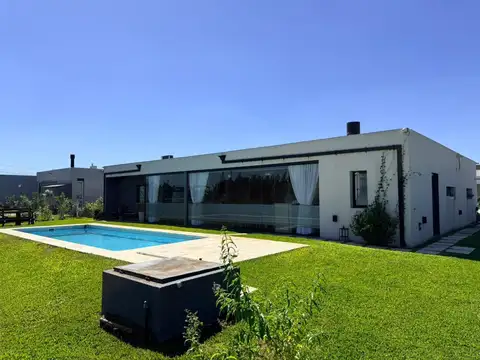 Venta y/o Permuta Casa de 4 amb, con pileta en Canning