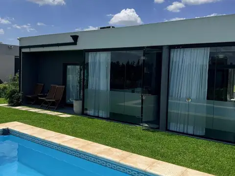 Venta y/o Permuta Casa de 4 amb, con pileta en Canning