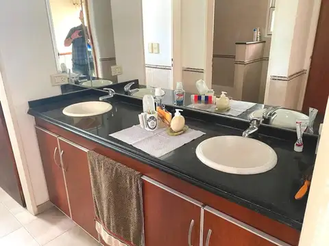 Casa 5 ambientes con 2 baños