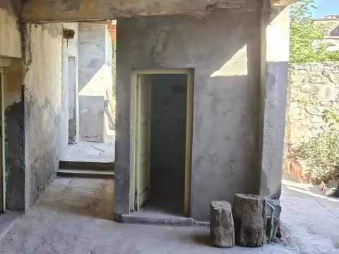 Casa 8 ambientes con 2 baños