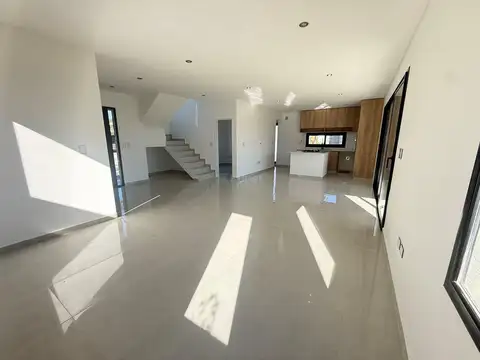 CASA 5 AMBIENTES B. Santa Sofía, Pilar del Este, Pilar