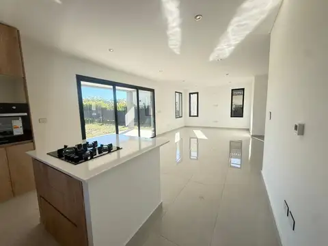 Casa en Venta en Pilar Del Este, USD 215.000