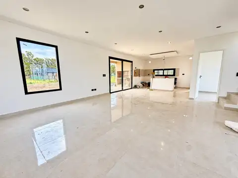 BARRIO SANTA SOFIA, VENTA CASA 5 AMBIENTES, LOTE INTERNO