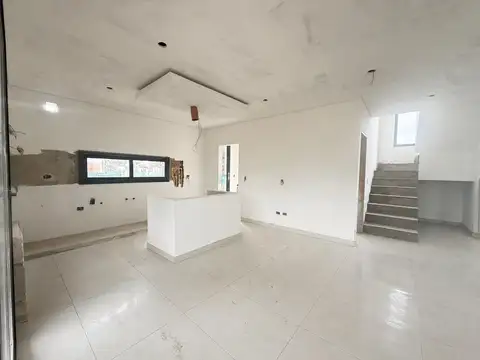 BARRIO SANTA SOFIA, VENTA CASA 5 AMBIENTES, LOTE INTERNO