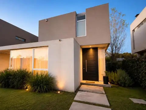 Casa 6 ambientes con 3 baños